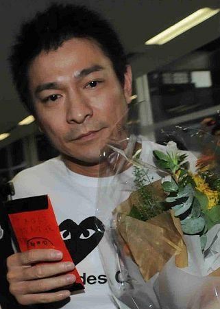 刘德华包总统套房 跪地30秒向朱丽倩求婚(图)
