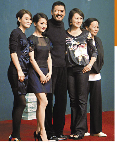 润发夫妇和《孔子》中扮演孔子情人、老婆、女儿的周迅(左二)、张凯丽(右二)、陈瑞(左),享尽几个女人的温柔,难怪发哥称自己好艳福。 (时尚宇 摄)