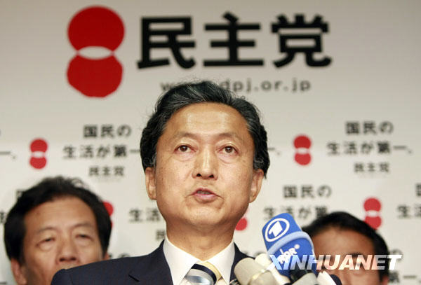 8月31日,在日本东京民主党总部,民主党党首鸠山由纪夫(前)在结束与党内高层举行的会议后,接受媒体访问。在刚结束的第45届日本众议院选举中,鸠山领导的日本最大在野党民主党大获全胜,获得全部480个议席中的308个,实现其选举前提出的“政权更迭”目标。鸠山表示,大选获胜后的民主党开始着手组建内阁,准备执掌政权。