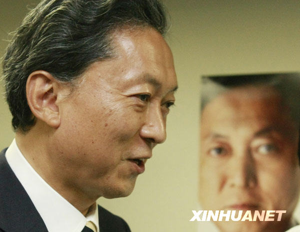 8月31日,在日本东京民主党总部,民主党党首鸠山由纪夫在结束与党内高层举行的会议后,从民主党大选海报前走过。在刚结束的第45届日本众议院选举中,鸠山领导的日本最大在野党民主党大获全胜,获得全部480个议席中的308个,实现其选举前提出的“政权更迭”目标。鸠山表示,大选获胜后的民主党开始着手组建内阁,准备执掌政权。