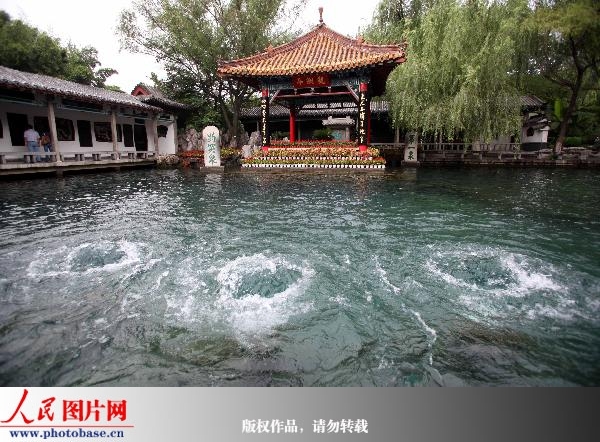 2009年9月5日,在济南趵突泉景区拍摄的三股水“水涌若轮”的景象。 版权作品,请勿转载。