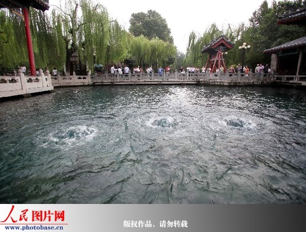 2009年9月5日,在济南趵突泉景区拍摄的三股水“水涌若轮”的景象。 版权作品,请勿转载。