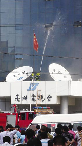 安徽亳州电视台大楼起火 节目播出未受影响(图) 安徽亳州电视台大楼起火 节目播出未受影响(图)