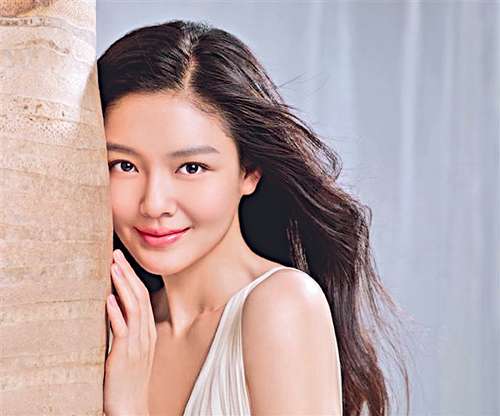 大S长发飘逸秀裸妆代言护肤品温柔性感(图)