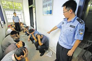 21名千万富豪青岛聚赌被抓 每盘赌注均过千元