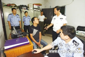 男子冒充民警同时对5名女网友骗财骗色