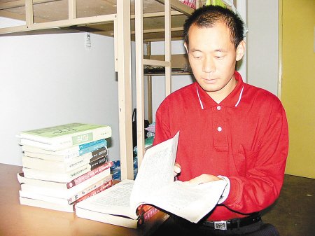 农民工7年来半工半读考上研究生(图)