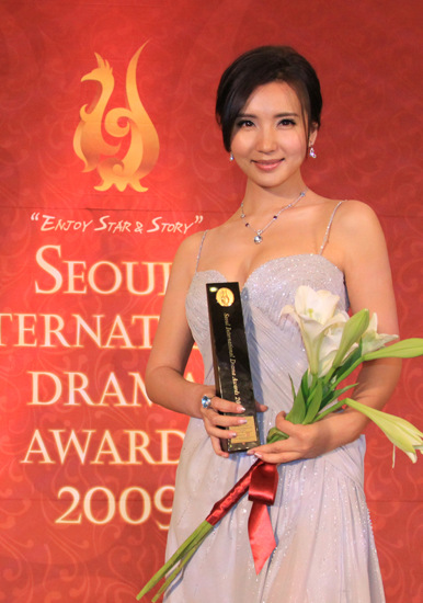 陈好获首尔电视节个人最高奖应邀参观韩电视台