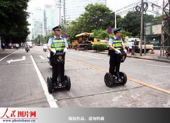2009年9月14日,福州警方在全运会火炬传递过程中启用“赛格威”单兵警用巡逻车。 版权作品,请勿转载。