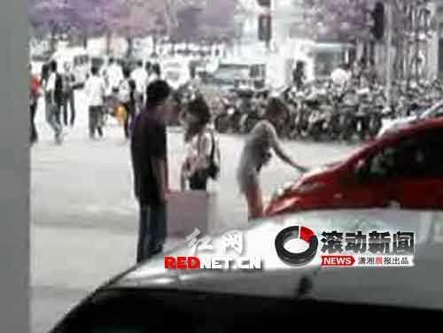 90后女子相亲惹爆网络 嫌男子没钱划车出气