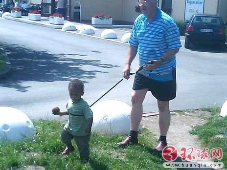 1.德国流行儿童安全绳 家长带孩子遛弯如遛狗