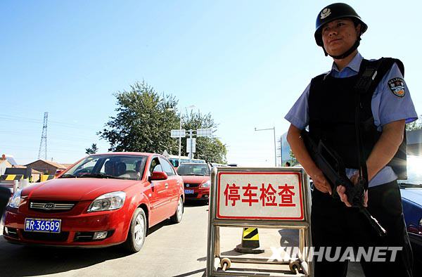 9月15日,进京车辆在白庙综合检查站等候安全检查。 新华社发(谭志勇 摄)