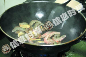 岽
