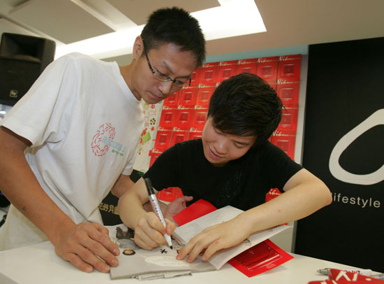 常石磊签售新专辑现场唱红歌与歌迷互动(组图)