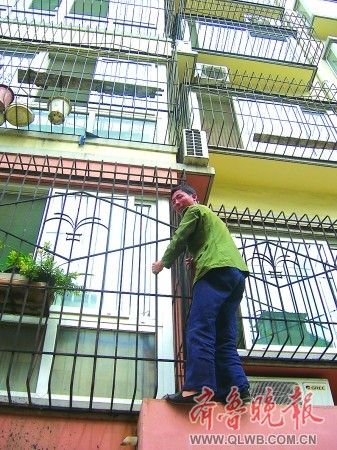 2龄童卡在阳台防盗网 男子徒手爬6楼救险(图)