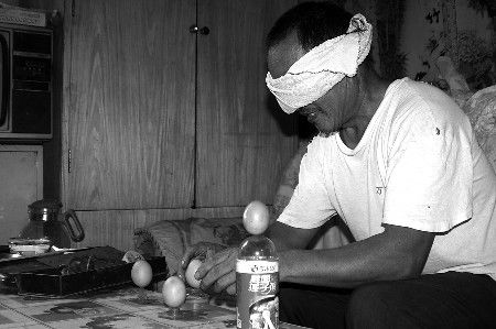农民50年练就绝活 蒙住眼在灯泡上“立鸡蛋”