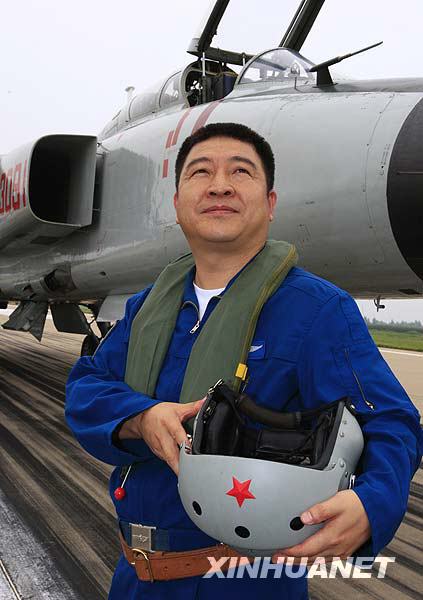 正文    某型歼击机梯队带队长机,空军航空兵某师师长王建民,特级飞行