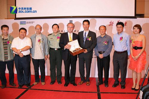 赠送新华社 哈苏503CW限量镀金DC发布