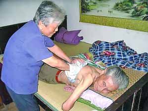 妻子搓背丈夫睡得香 风雨无阻60年成最浪漫事