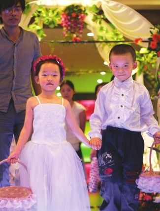 成都出现专职婚礼小花童 男孩要胖女孩爱笑