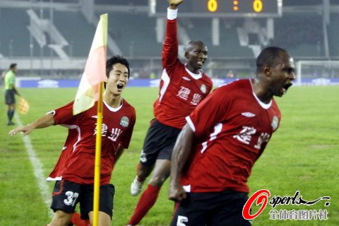 河南2-0上海重返榜首 内托建功奥贝受伤离场