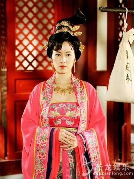 而在我们发现那些美女众多的电视剧时,不难唱歌多部翻拍的古装剧不约关于历数的老电视剧图片