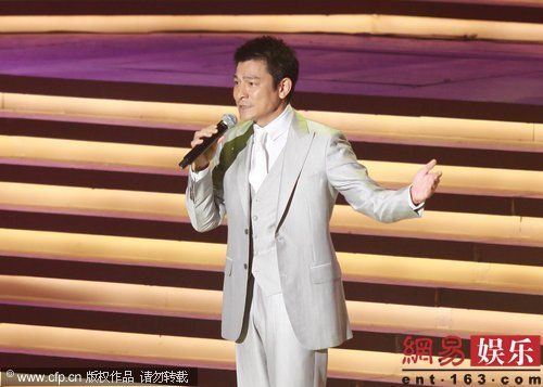 香港国庆晚会:刘德华含泪献唱《中国人》-刘德