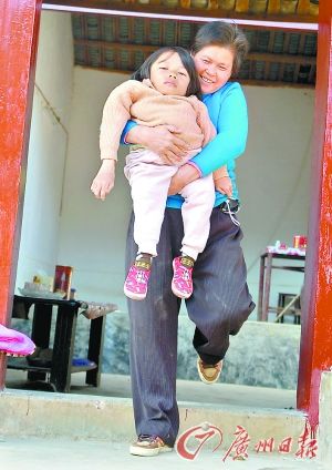 养母照顾脆骨病姑娘18年 为其接骨上百次(图)