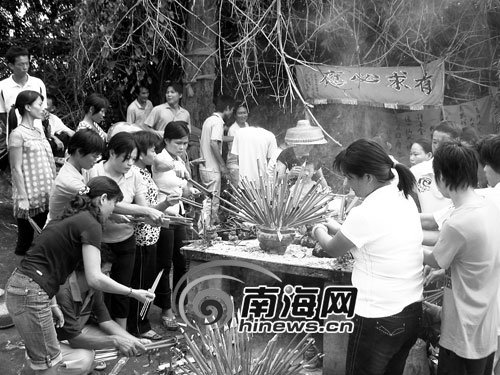枯树长得像观音引来万人膜拜(组图)