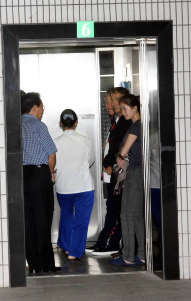 赵本山首次到户外散步面带微笑挥手致意(图)