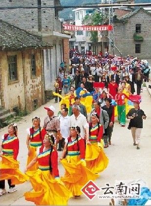 老人小时候乞讨度日 一饭之恩感念60年(图)