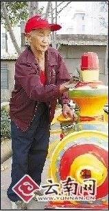 老人小时候乞讨度日 一饭之恩感念60年(图)