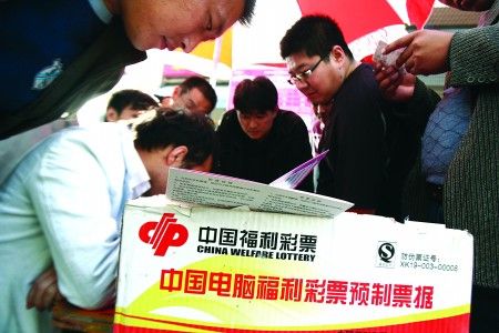 巨奖频现引发买彩热 男子抵押3辆车买彩票