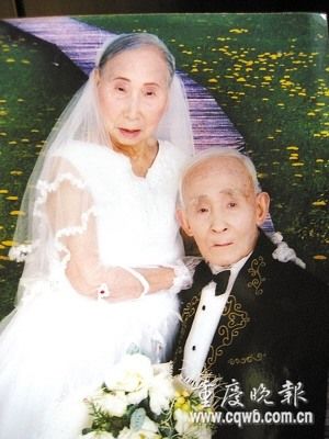 九旬夫妻25年黄昏恋 妻子不见1小时丈夫急哭