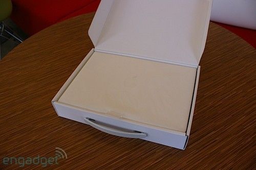 苹果一体成型MacBook新本实机曝光(图)