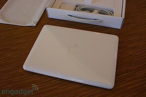 苹果一体成型MacBook新本实机曝光(图)