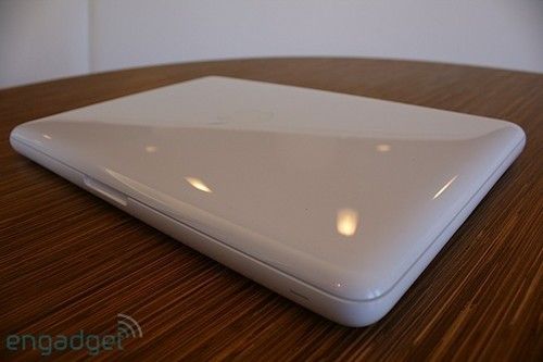 苹果一体成型MacBook新本实机曝光(图)