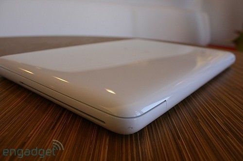 苹果一体成型MacBook新本实机曝光(图)