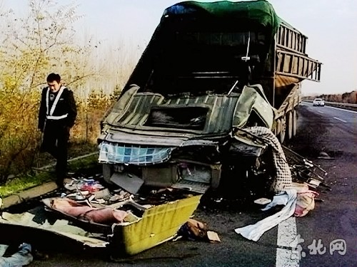 京哈高速哈尔滨段两货车追尾 造成2人当场死亡