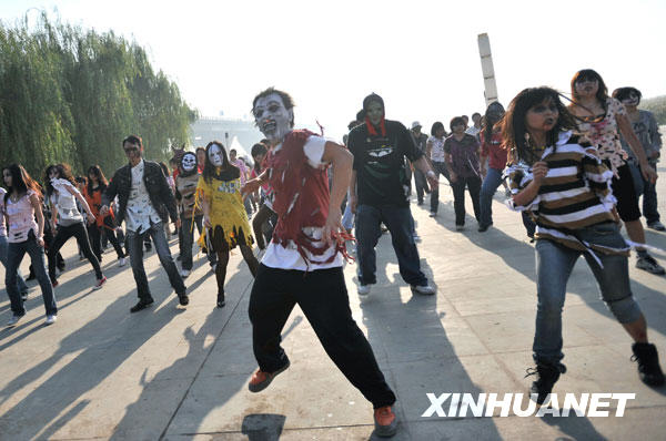 10月25日,武汉100多名迈克尔·杰克逊的歌迷在汉口江滩集体跳“颤栗舞”。
