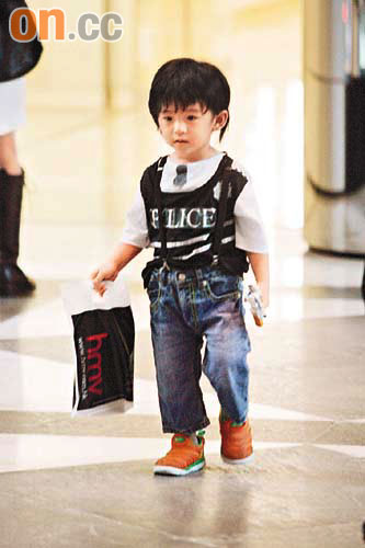 Lucas万圣夜警察打扮率拉姑等闹市巡逻(组图)