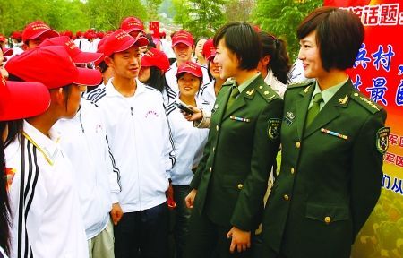 国庆阅兵式女兵当征兵宣传形象大使(组图)