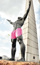 长春文化广场裸男雕塑被恶搞套上花裤衩