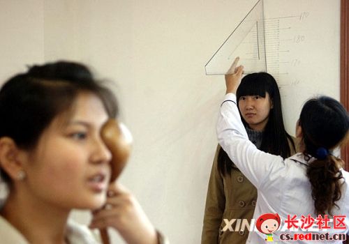 两名女学生在合肥<em>征兵</em>点接受<em>体检</em>