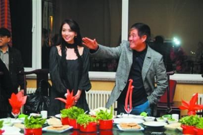 林志玲与赵本山吃火锅相谈甚欢。