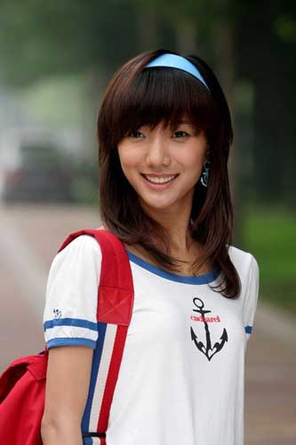 王璐丹在校园林荫小路的水手装<em>写真</em>(图)-旅游-