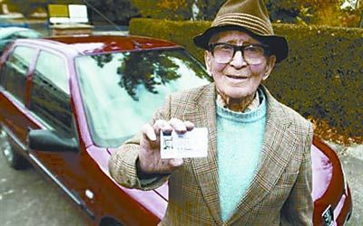 英国99岁老翁开车84年从未有罚单(图)
