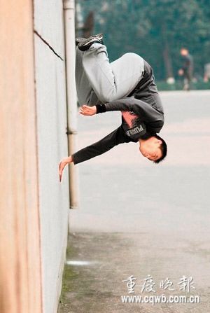 男子可徒手攀墙 在两栋建筑间似猫般跳跃(图)
