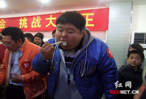16岁少年彭诗亮以15分钟吃完92个饺子的成绩称王。