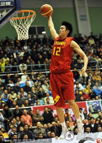 中国男篮86-74轻取澳洲虎 热身赛取开门红